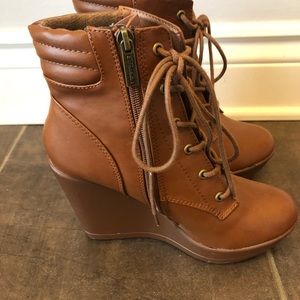 Brown wedge boot 👢